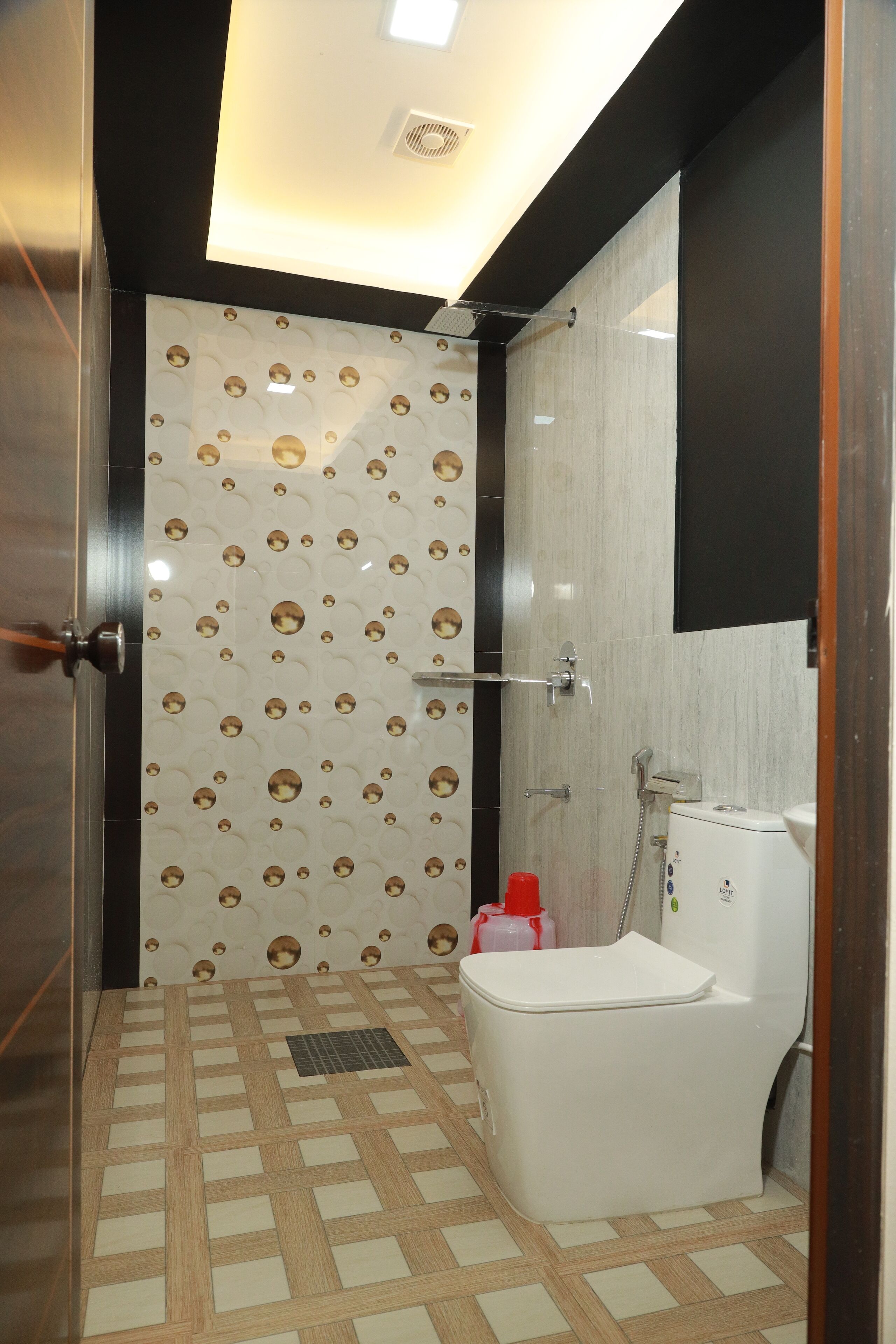 Shower, towels, soap, toilet paper