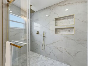 Shower, hair dryer, towels, soap - Family-Friendly 5-Bedroom Pool & Waterfront Sanctuary in Kissimmee. (Kissimmee)