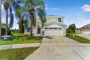 Exterior - Family-Friendly 5-Bedroom Pool & Waterfront Sanctuary in Kissimmee. (Kissimmee)