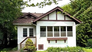A two-story house with a front porch, a small front yard, and a mailbox. - Urban Hideaway
Como, U of M, Stadiums, downtown Mpls & St Paul, MOA, MSP AirPort (Minneapolis)