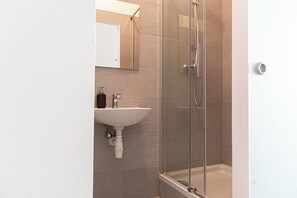 Basic-Apartment | Badezimmer | Dusche, kostenlose Toilettenartikel, Haartrockner, Handtücher