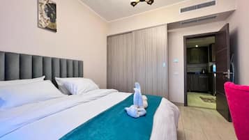 Appartement, balkon, uitzicht op stad | Geluiddichte muren, een strijkplank/strijkijzer