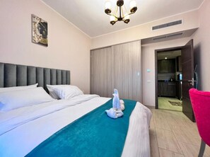 Appartement, balkon, uitzicht op stad | Geluiddichte muren, een strijkplank/strijkijzer