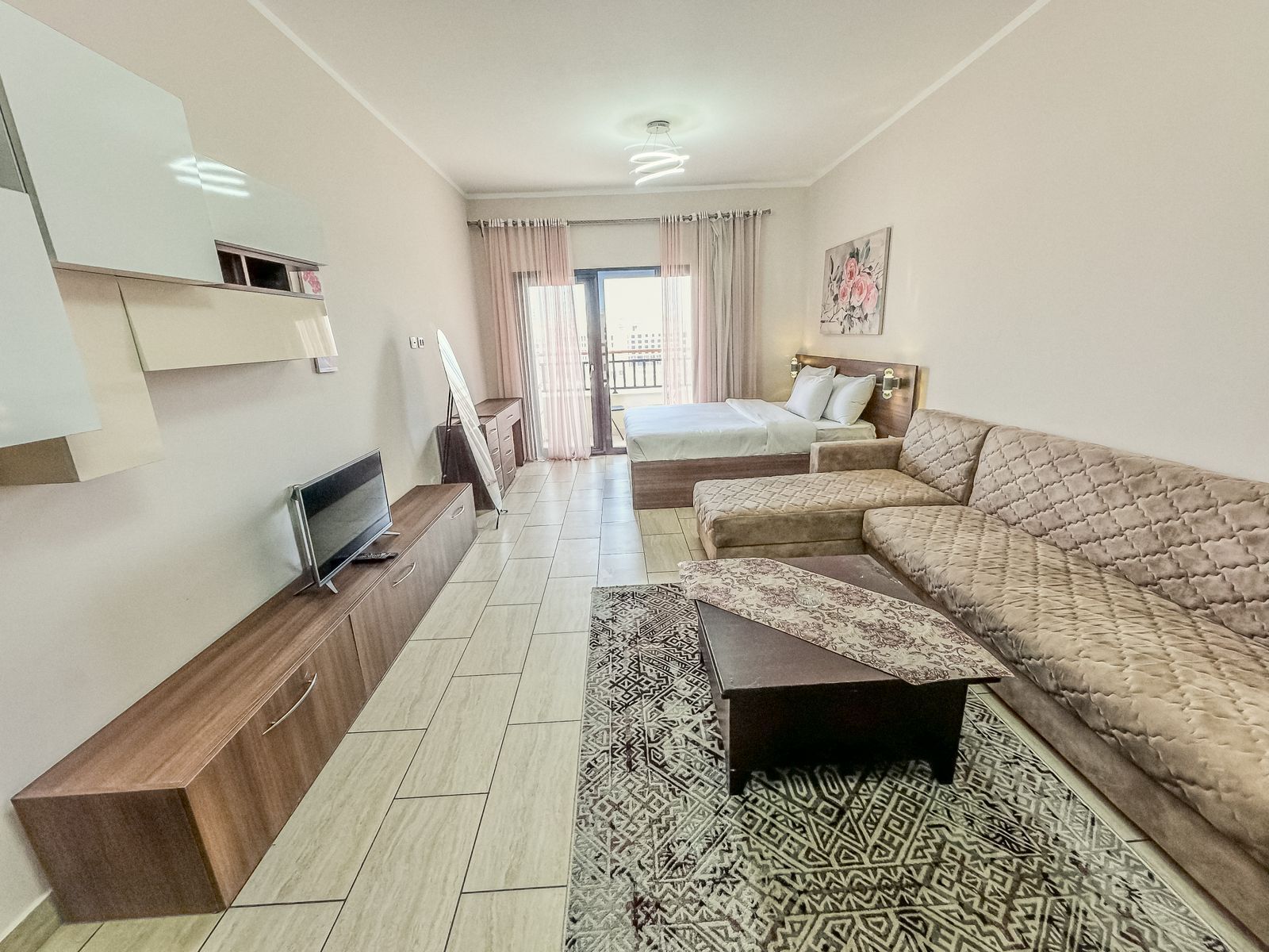 Familie studio, balkon, uitzicht op stad | Geluiddichte muren, een strijkplank/strijkijzer