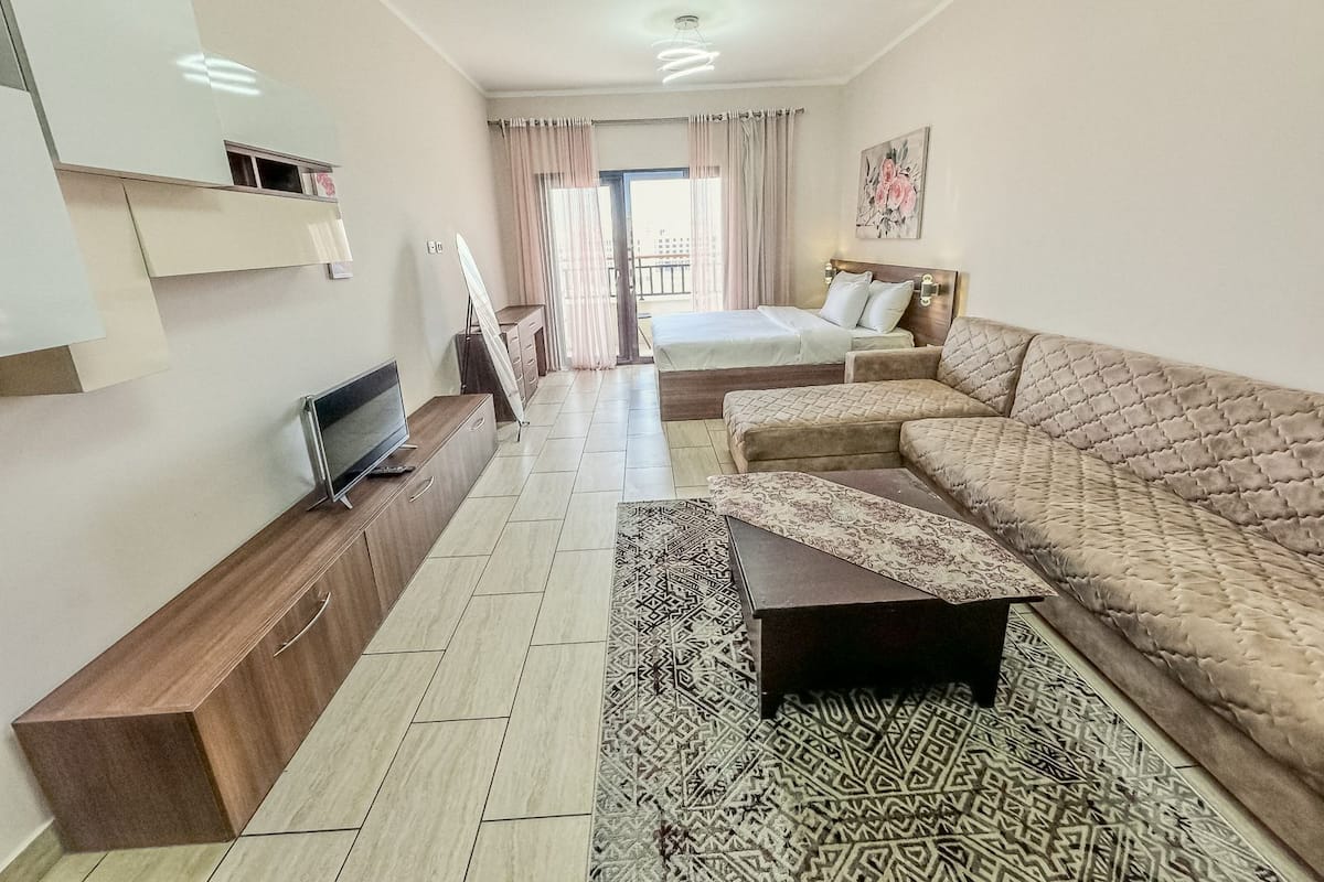 Familie studio, balkon, uitzicht op stad | Geluiddichte muren, een strijkplank/strijkijzer