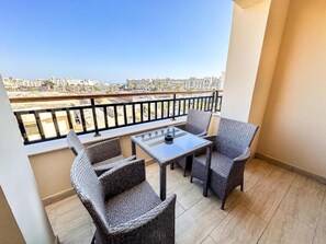 Appartement, balkon, uitzicht op stad | Buiten dineren