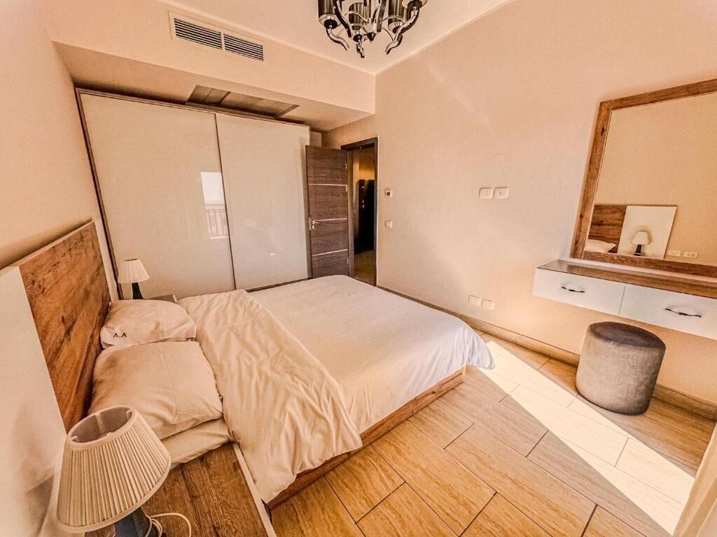 Klassiek appartement, balkon, uitzicht op stad | Geluiddichte muren, een strijkplank/strijkijzer