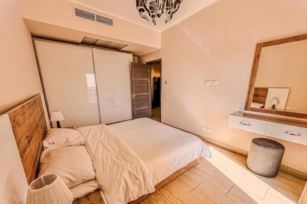 Klassiek appartement, balkon, uitzicht op stad | Geluiddichte muren, een strijkplank/strijkijzer