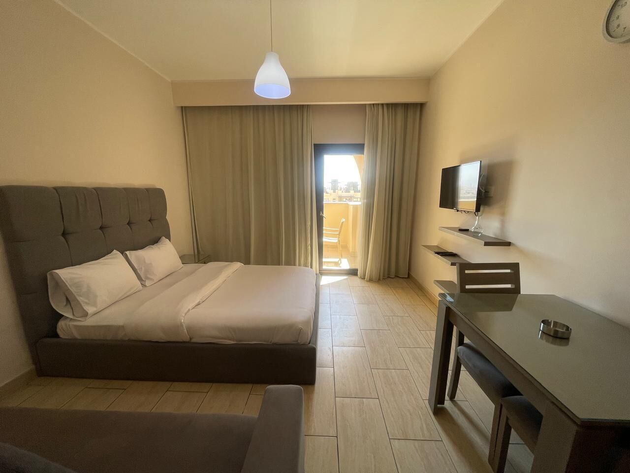 Senior studio, balkon, uitzicht op stad | Geluiddichte muren, een strijkplank/strijkijzer