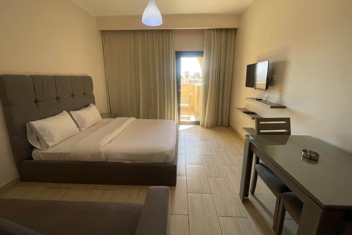 Senior studio, balkon, uitzicht op stad | Geluiddichte muren, een strijkplank/strijkijzer