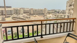 A balcony with a view of a construction site and surrounding buildings. - Al Dau Heights Apartments (Hurghada)
