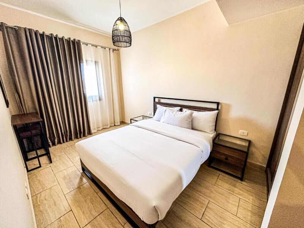 Appartement, balkon, uitzicht op stad | Geluiddichte muren, een strijkplank/strijkijzer