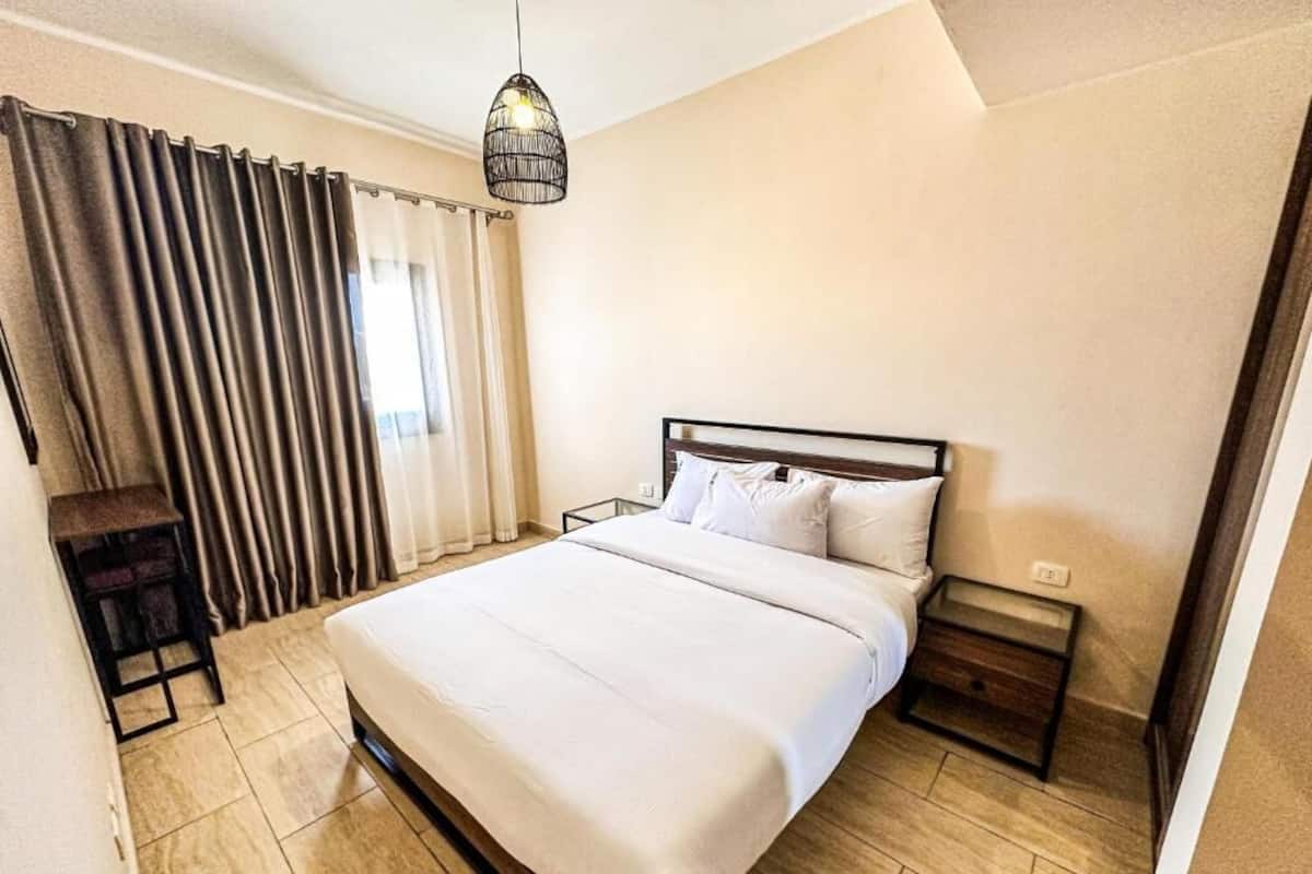 Appartement, balkon, uitzicht op stad | Geluiddichte muren, een strijkplank/strijkijzer