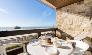 Outdoor dining - Residence Le Britannia (Carnac)