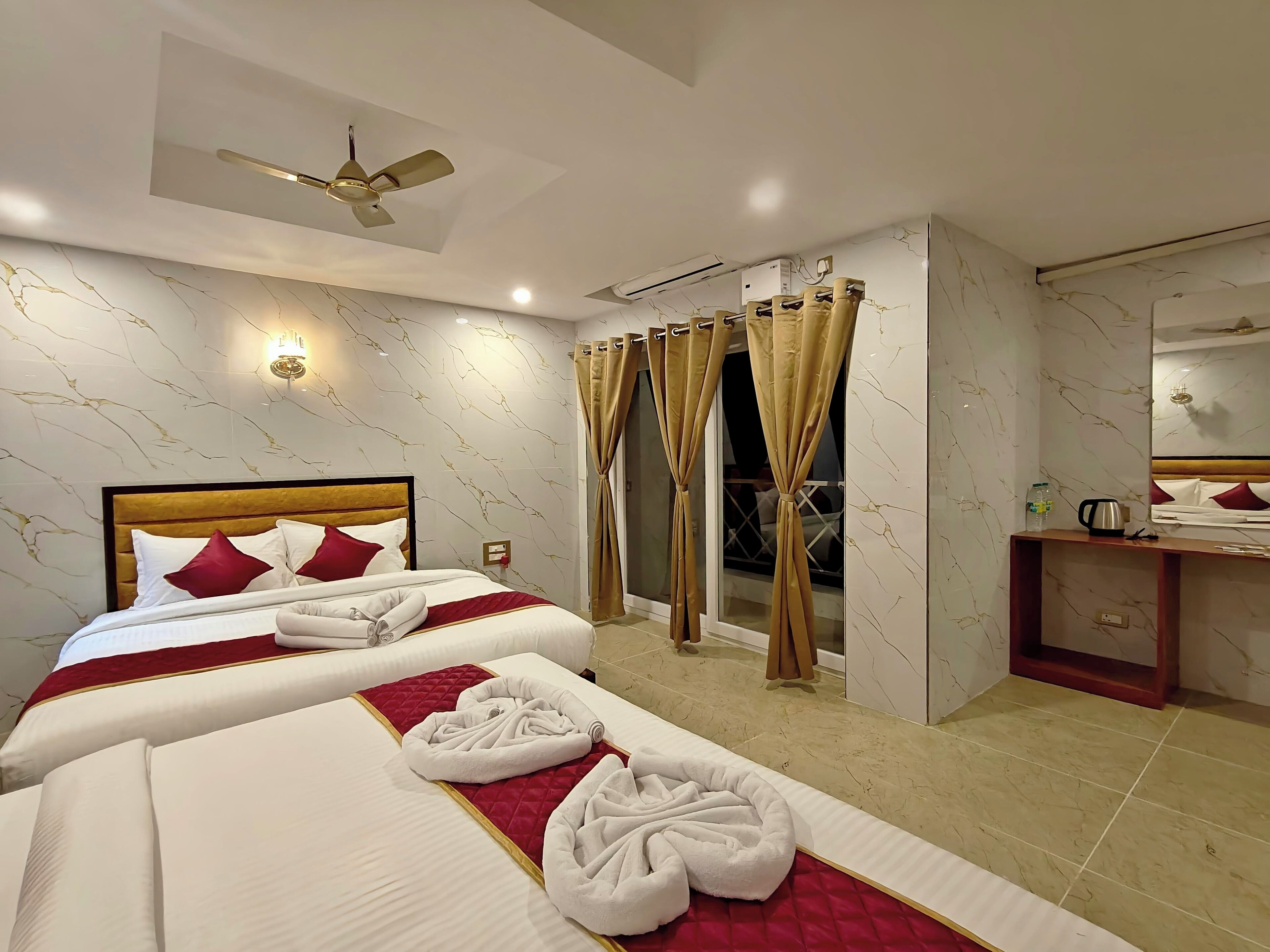 Family Room | Desk, laptop workspace, free WiFi