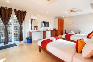 Egyptian cotton sheets, premium bedding, desk, laptop workspace - White Forest - PV Hotels (Vanur)