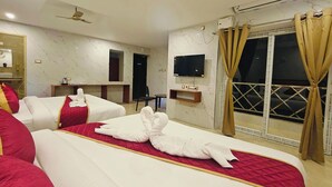Quarto de hotel com duas camas, televisão, ar condicionado e janela com cortinas.