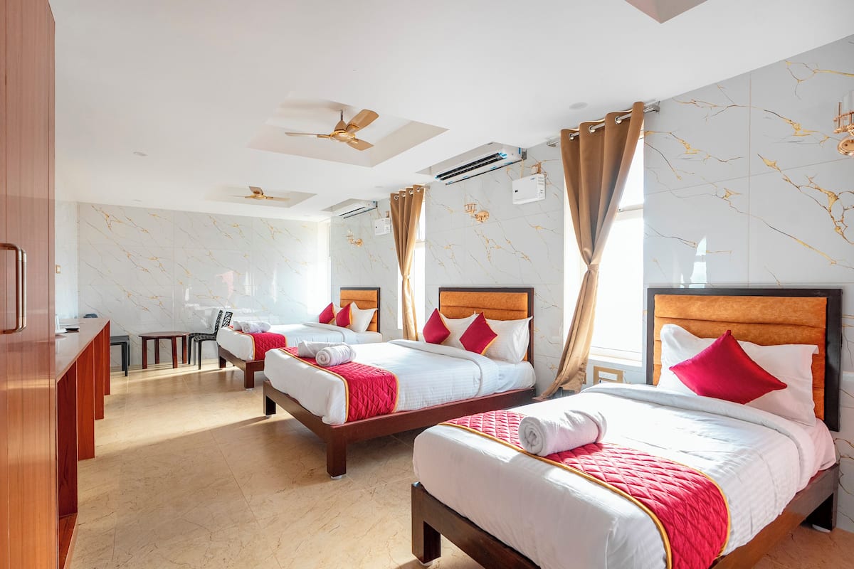 Elite Room | Desk, laptop workspace, free WiFi