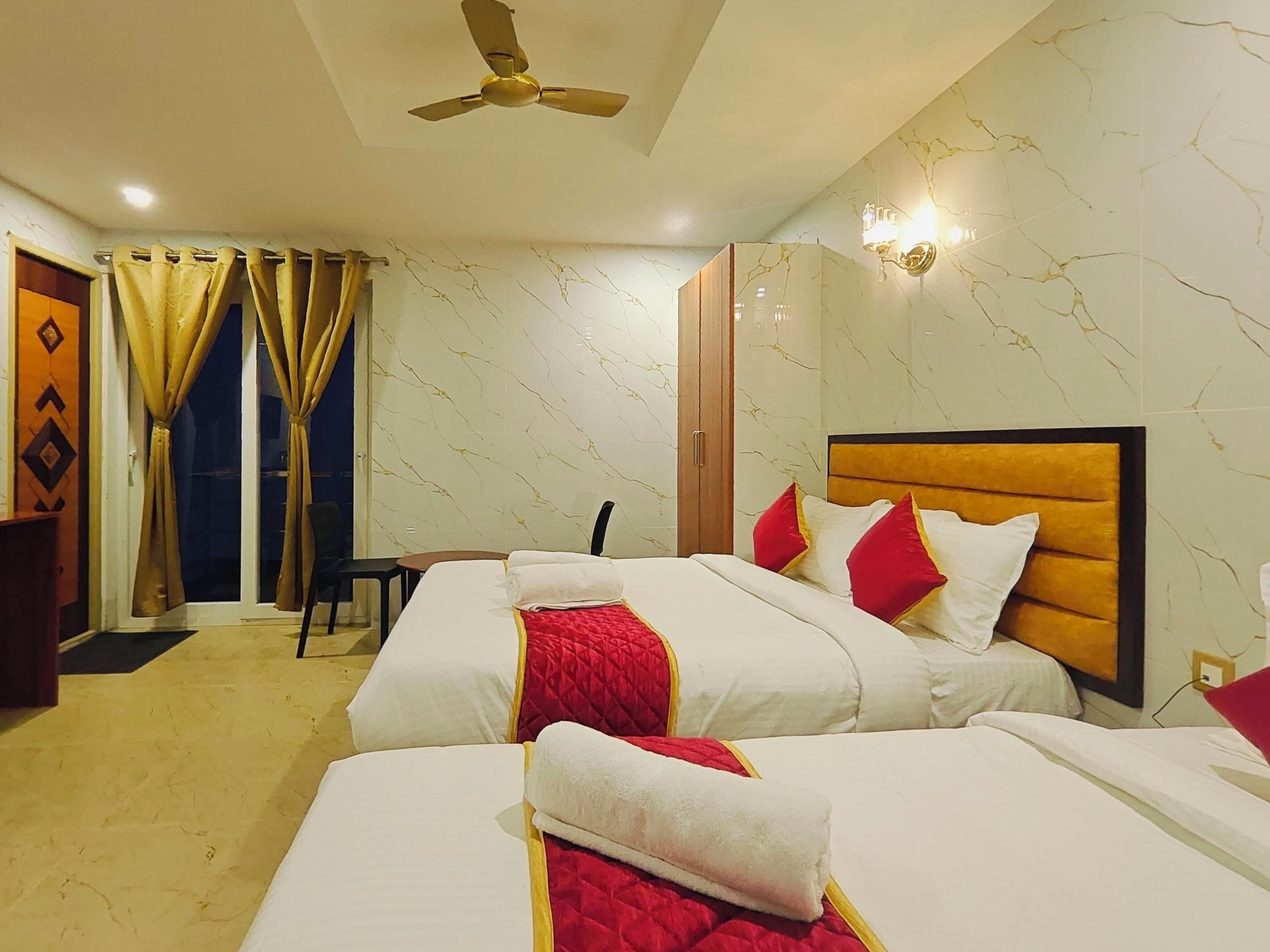 Economy driepersoonskamer, uitzicht op zwembad | Een bureau, een laptopwerkplek, gratis wifi