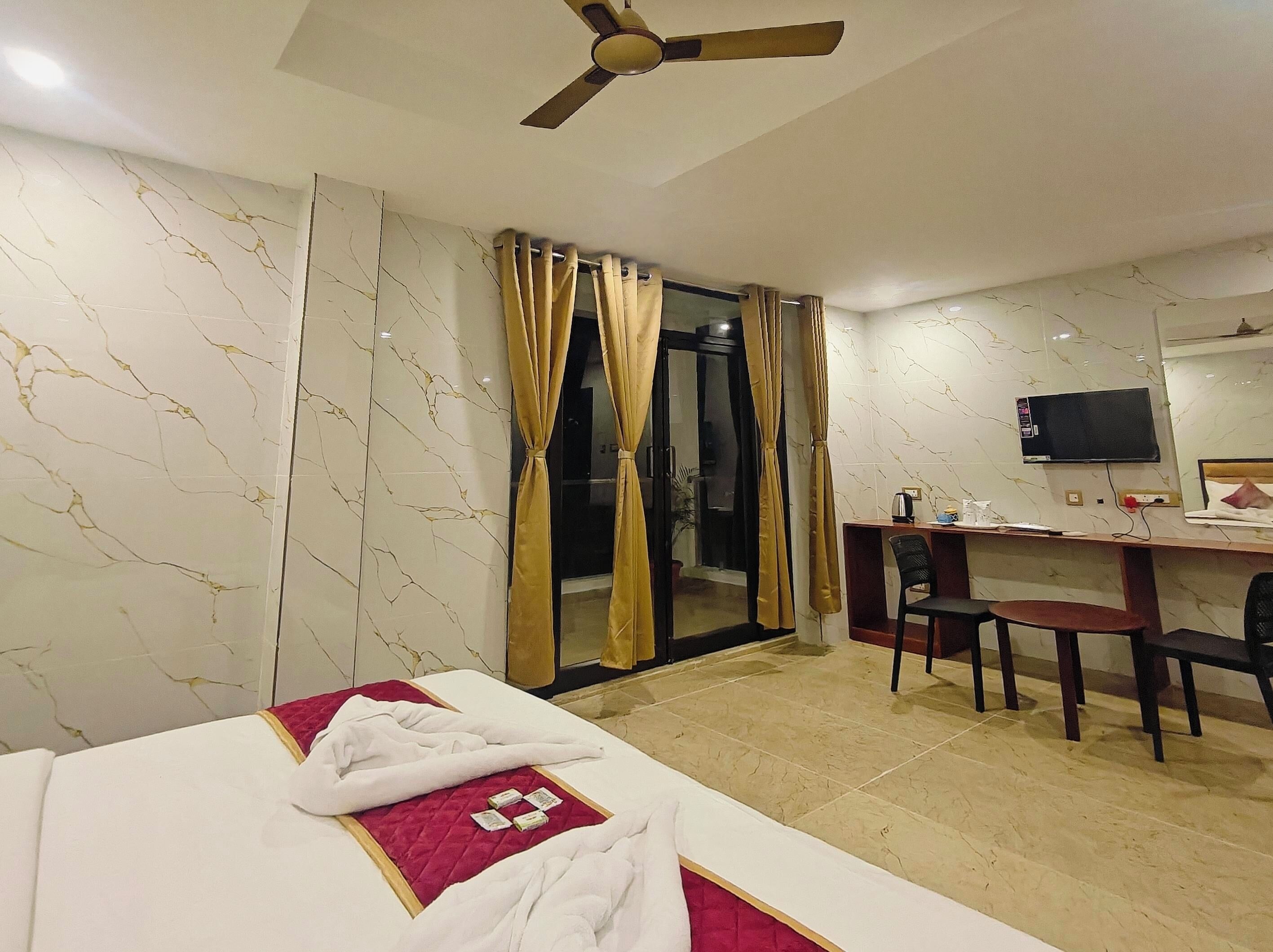 غرفة فردية | مكتب ومساحة عمل للكمبيوتر المحمول وواي فاي مجانًا