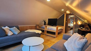 House, 3 Bedrooms, Balcony, Mountain View | Living room