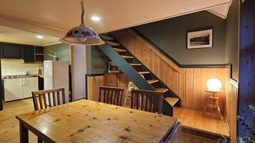 House, 3 Bedrooms, Balcony, Mountain View | Ruang makan