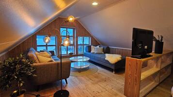 House, 3 Bedrooms, Balcony, Mountain View | Living room