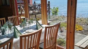 House, 3 Bedrooms, Balcony, Mountain View | Ruang makan