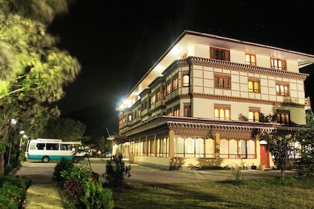 Exterior. Pema Karpo