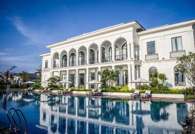 2 bedroom villa located right next to the stunning beach on Hon Tre Island