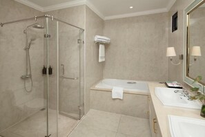 Dusche, Haartrockner, Bidet, Seife
