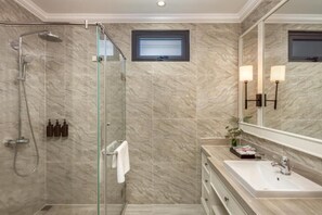 Dusche, Haartrockner, Bidet, Seife