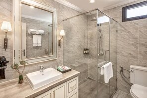 Dusche, Haartrockner, Bidet, Seife