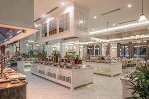 Dining - 2 bedroom villa located right next to the stunning beach on Hon Tre Island (Nha Trang)