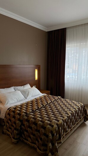 Habitación doble Confort de uso individual, balcón, vista al mar | Caja de seguridad en la habitación, insonorización y wifi gratis