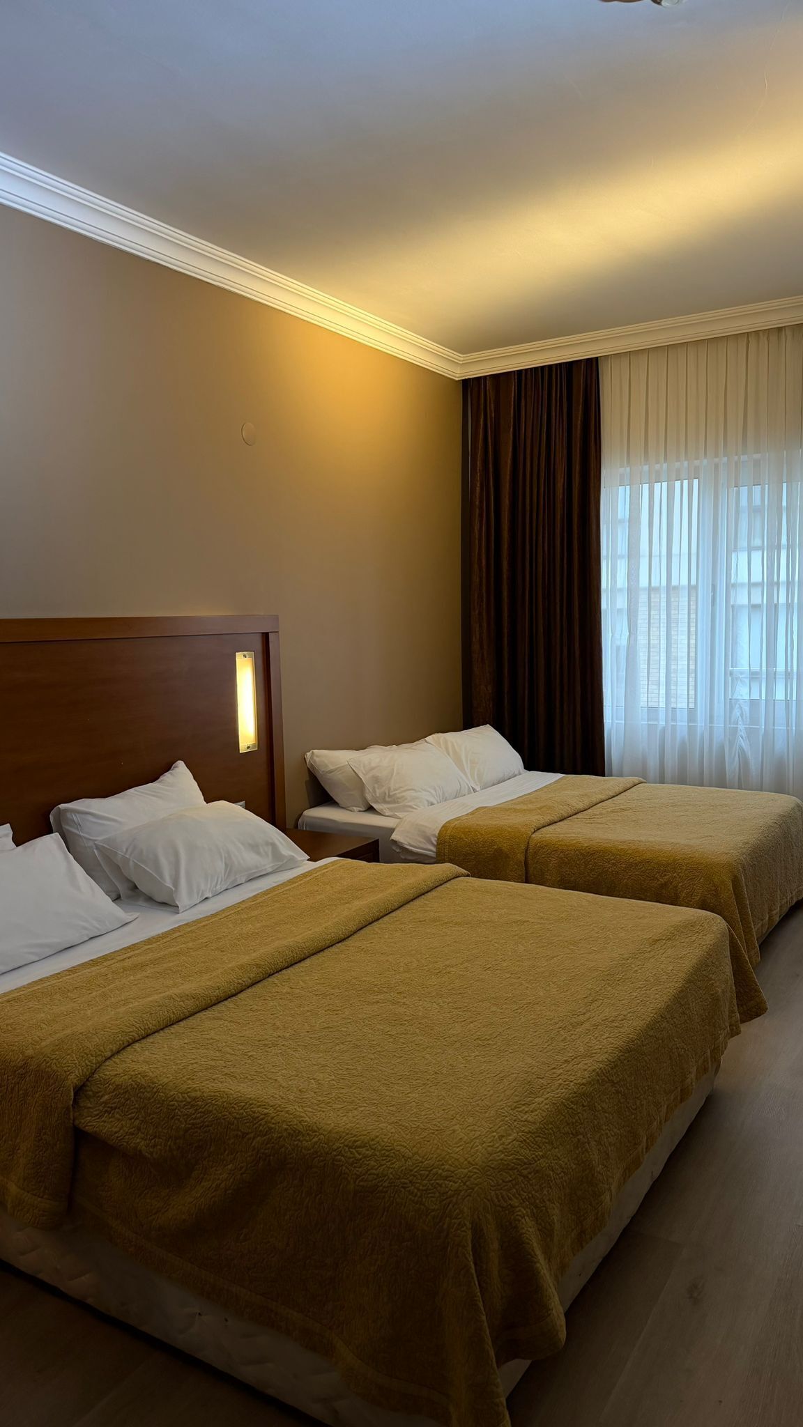 غرفة مزدوجة مريحة للاستخدام الفردي - بشرفة - بمنظر للبحر | خزنة داخل الغرفة وتجهيزات عازلة للصوت وواي فاي مجانًا