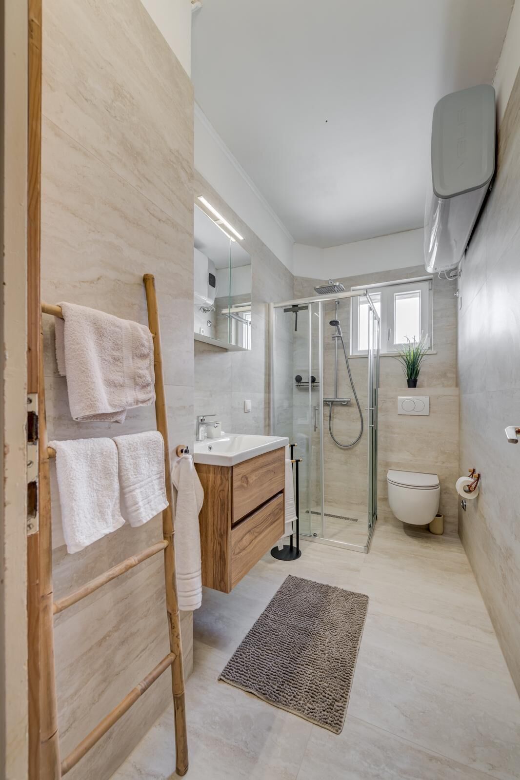 Douche, séchoir à cheveux, serviettes fournies, savon