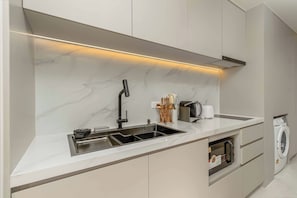 Private kitchen - Brand New Condo Near Nai Harn Beach C263 (Rawai)
