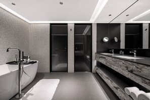 Bathroom | Hair dryer, slippers, towels, shampoo - IntercityHotel Shenzhen Huaqiang North (Shenzhen)