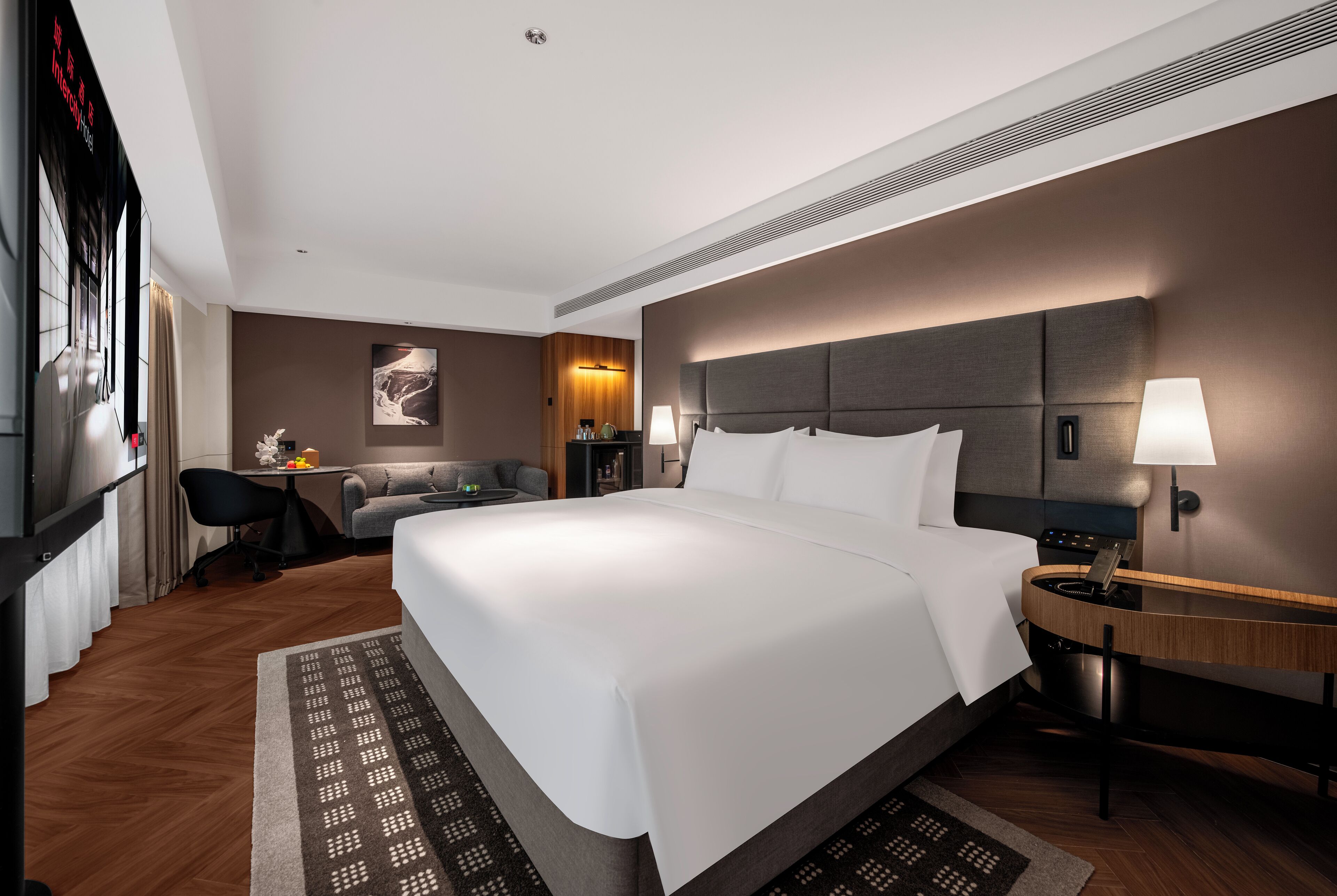 羽绒被、迷你吧（备 有免费物品）、办公桌、笔记本电脑工作区