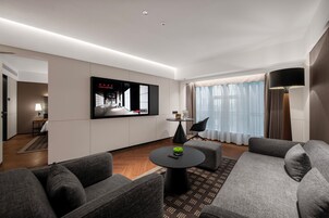 Televisi LCD 65-cm dengan saluran TV satelit