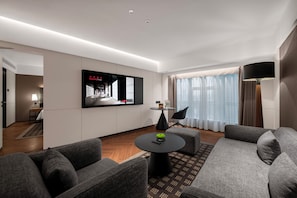 Televisi LCD 65-cm dengan saluran TV satelit