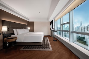 Selimut bulu angsa, minibar gratis, dan meja kerja