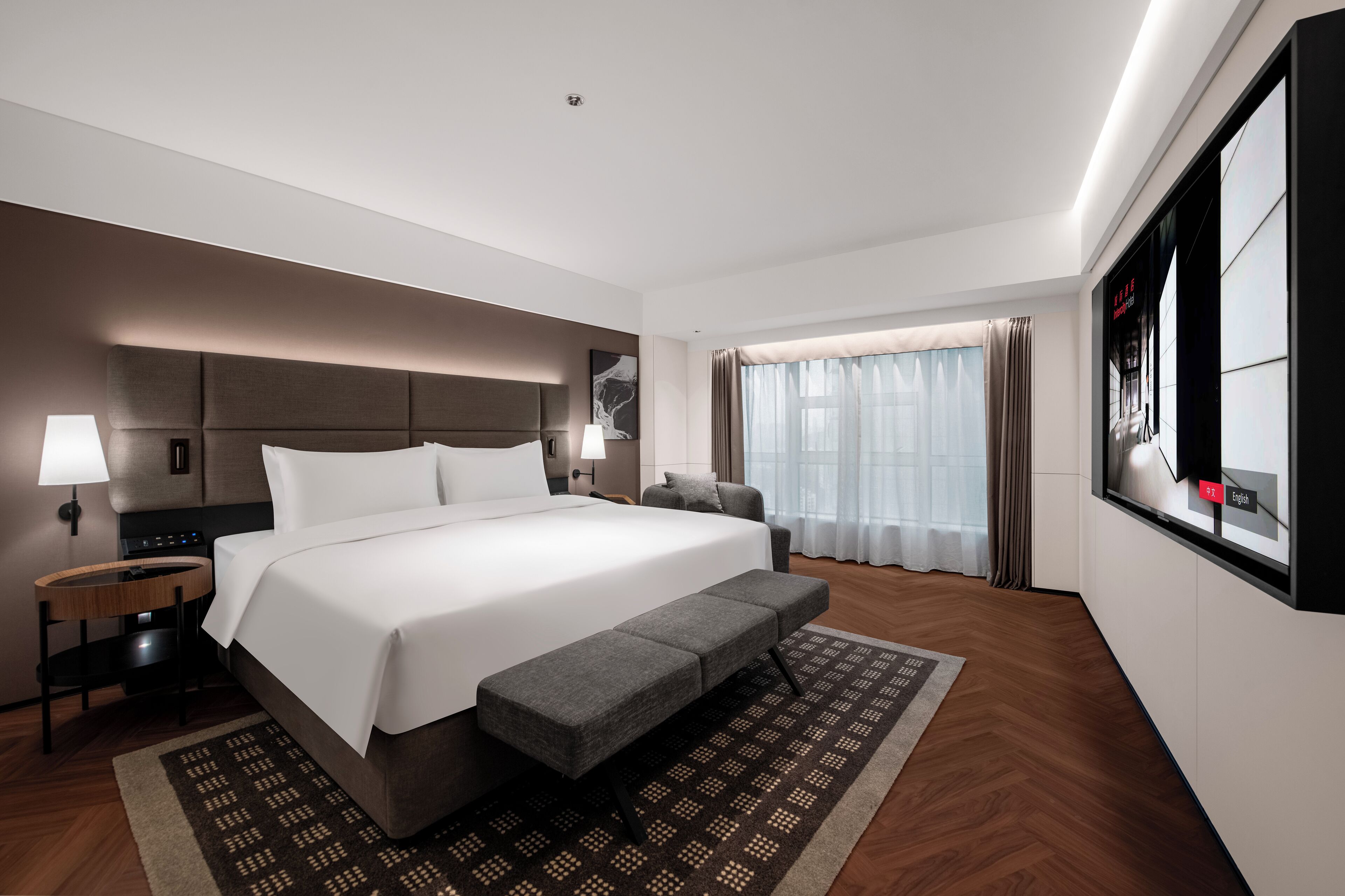 Selimut bulu angsa, minibar gratis, dan meja kerja