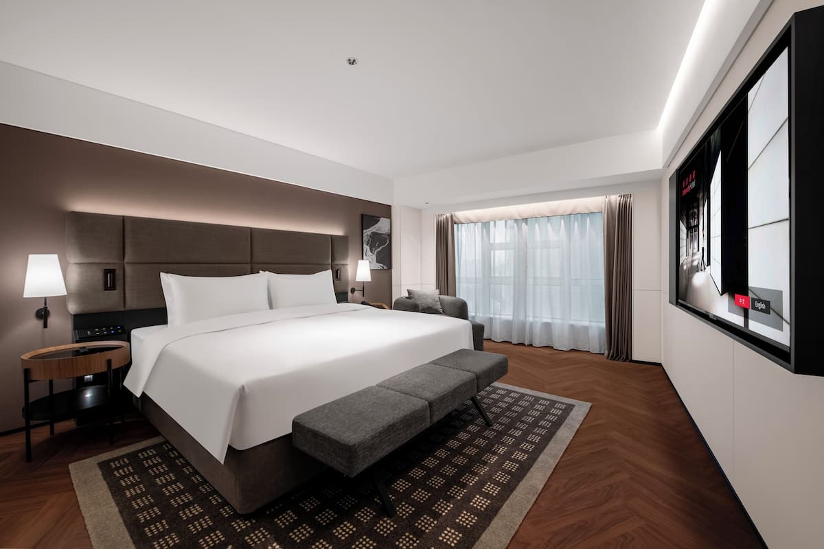 Selimut bulu angsa, minibar gratis, dan meja kerja