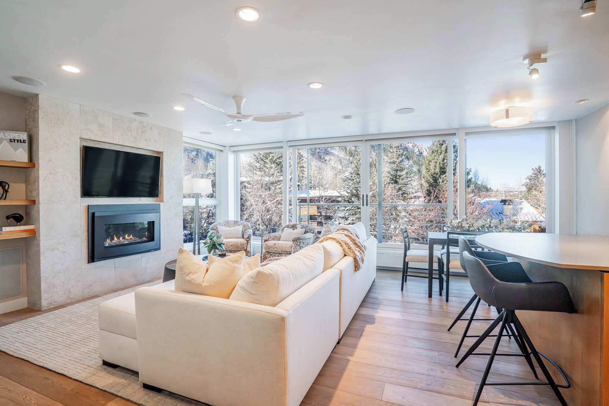 تلفزيون، مدفأة، ستيريو، مكتب