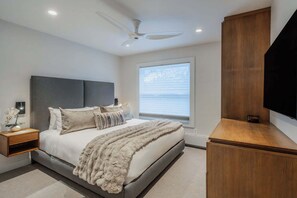 Bureau, fer et planche à repasser, lit parapluie, Wi-Fi