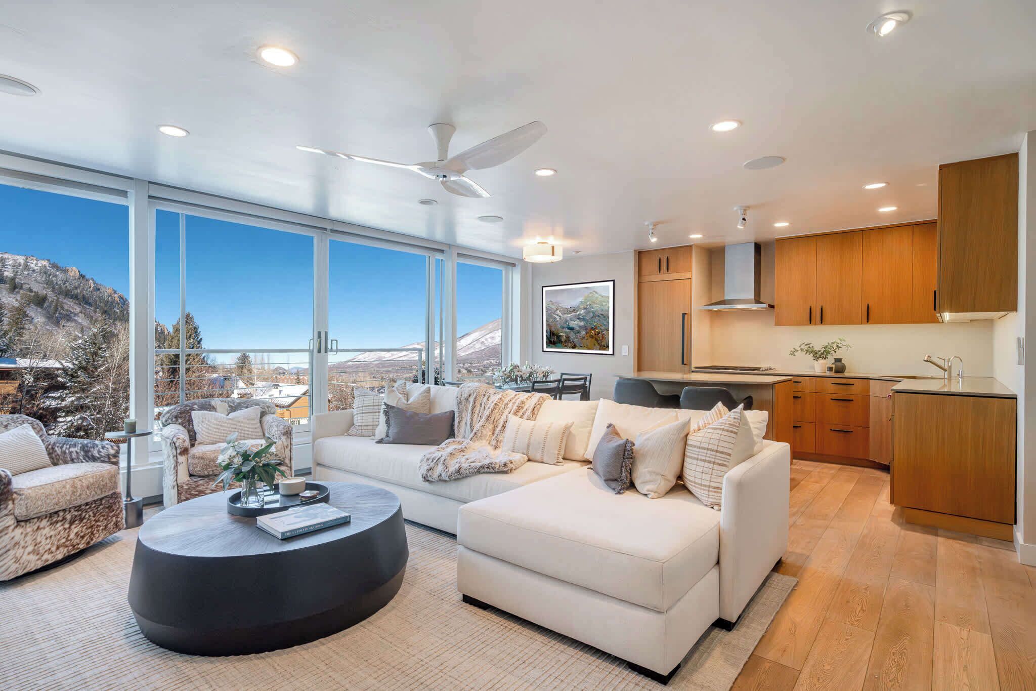 Télévision, cheminée, chaîne hi-fi, espaces bureaux