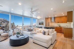 TV, fireplace, stereo, offices - New Ski-in/out Renovated 3BR with Views! (Aspen)