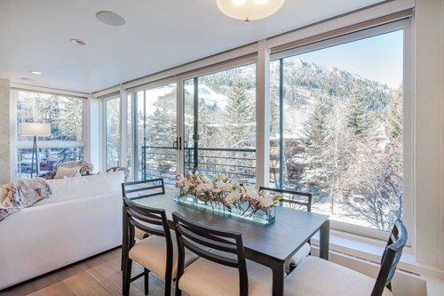 New Ski-in/out Renovated 3BR with Views!